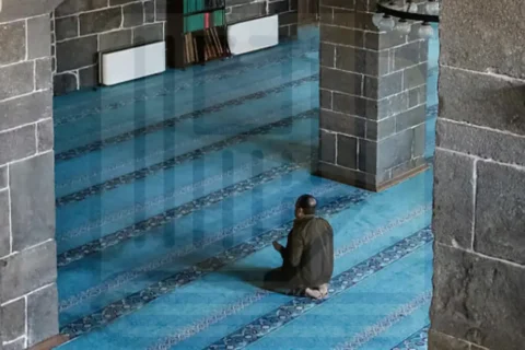কখনো ফিরিয়ে না দেওয়া ৬ ধরনের দোয়া ও সময়